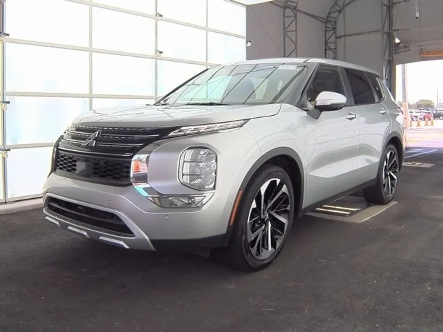 2024 Mitsubishi Outlander SE photo 1