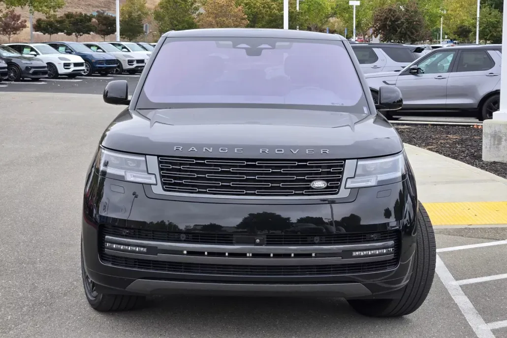2023 Land Rover Range Rover SE photo 1