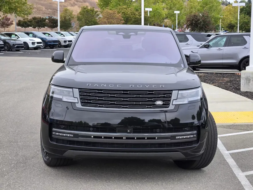 2023 Land Rover Range Rover SE photo 1