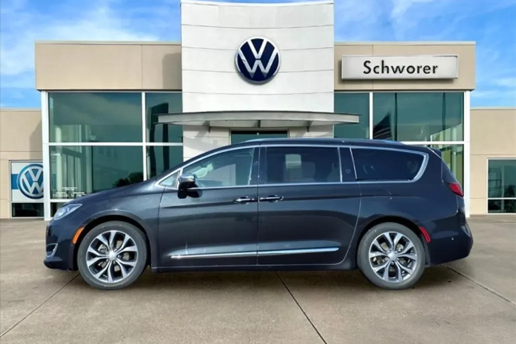 2017 Chrysler Pacifica Limited photo 1