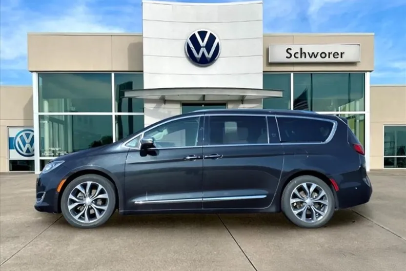 2017 Chrysler Pacifica Limited photo 1