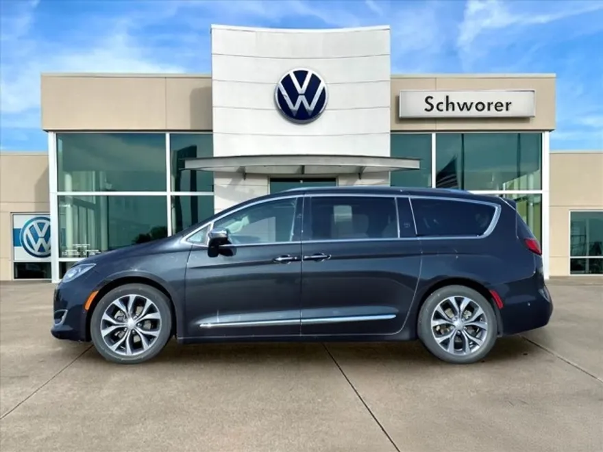 2017 Chrysler Pacifica Limited photo 1