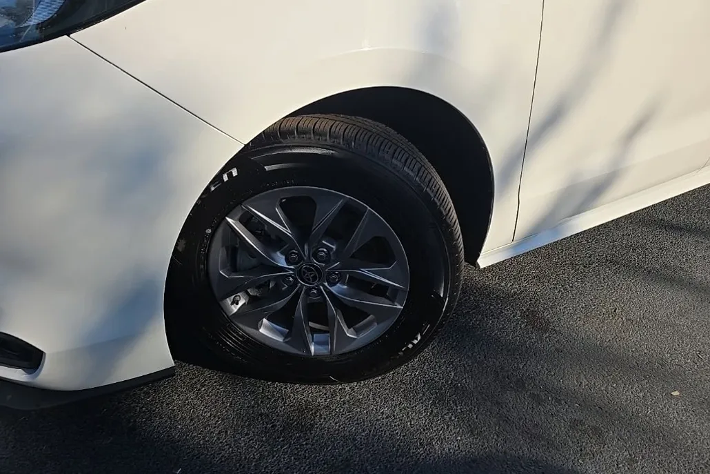 2025 Toyota Sienna LE photo 1
