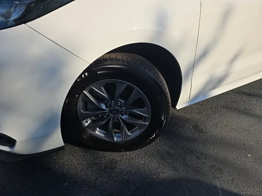 2025 Toyota Sienna LE photo 1