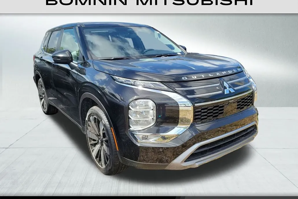 2025 Mitsubishi Outlander SE photo 1