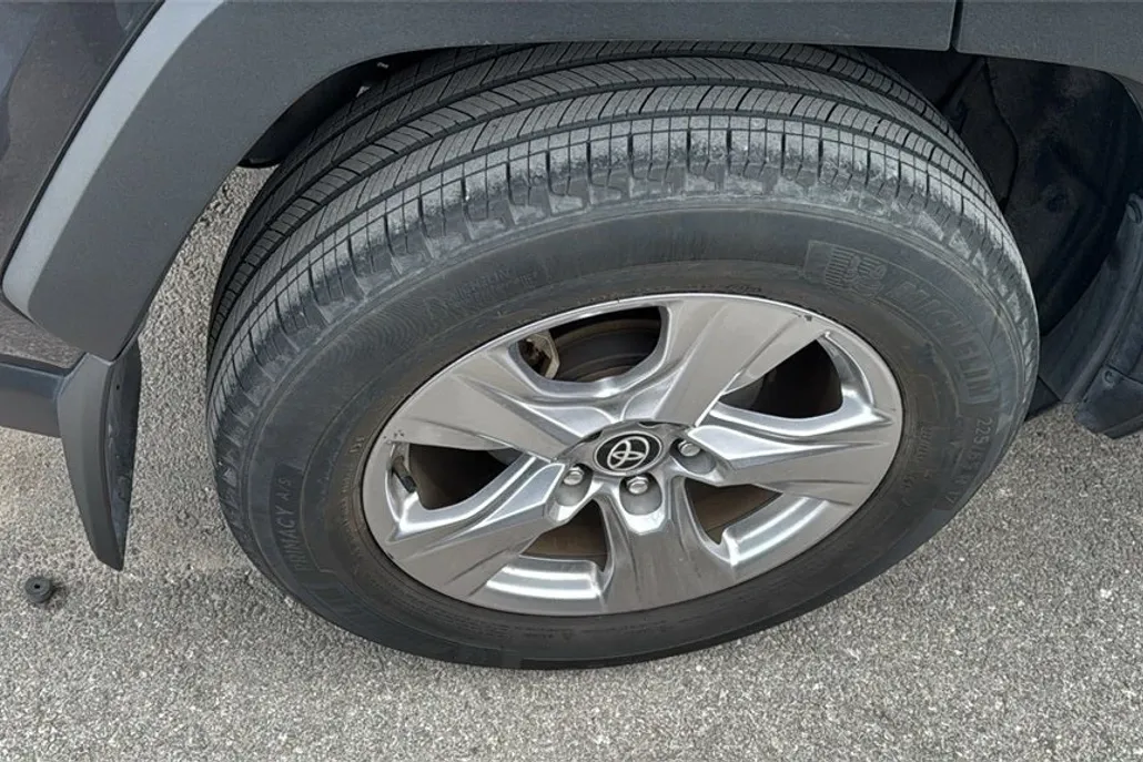 2023 Toyota RAV4 XLE photo 1