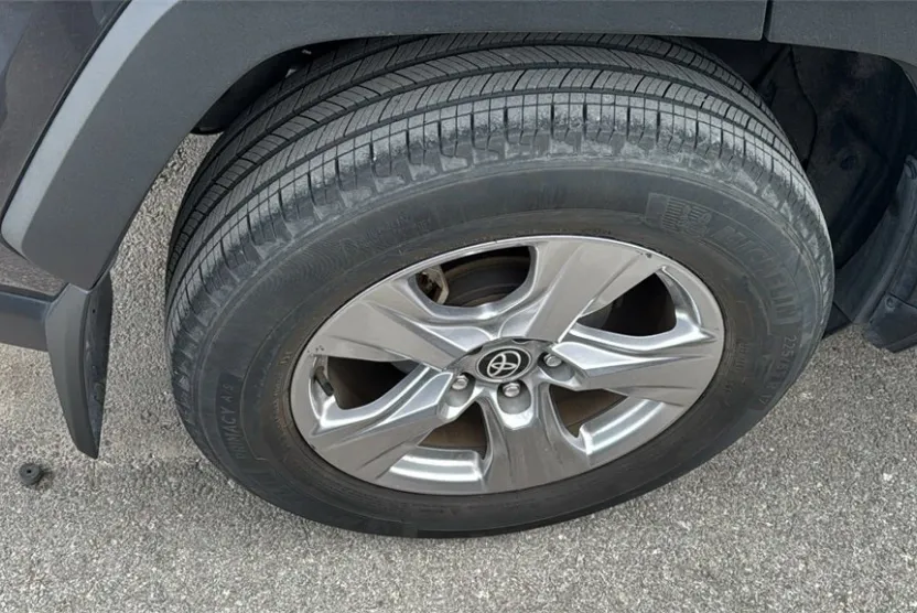 2023 Toyota RAV4 XLE photo 1