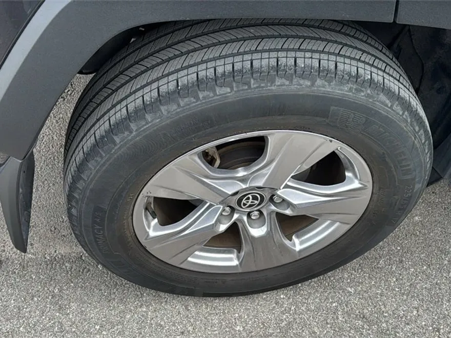 2023 Toyota RAV4 XLE photo 1