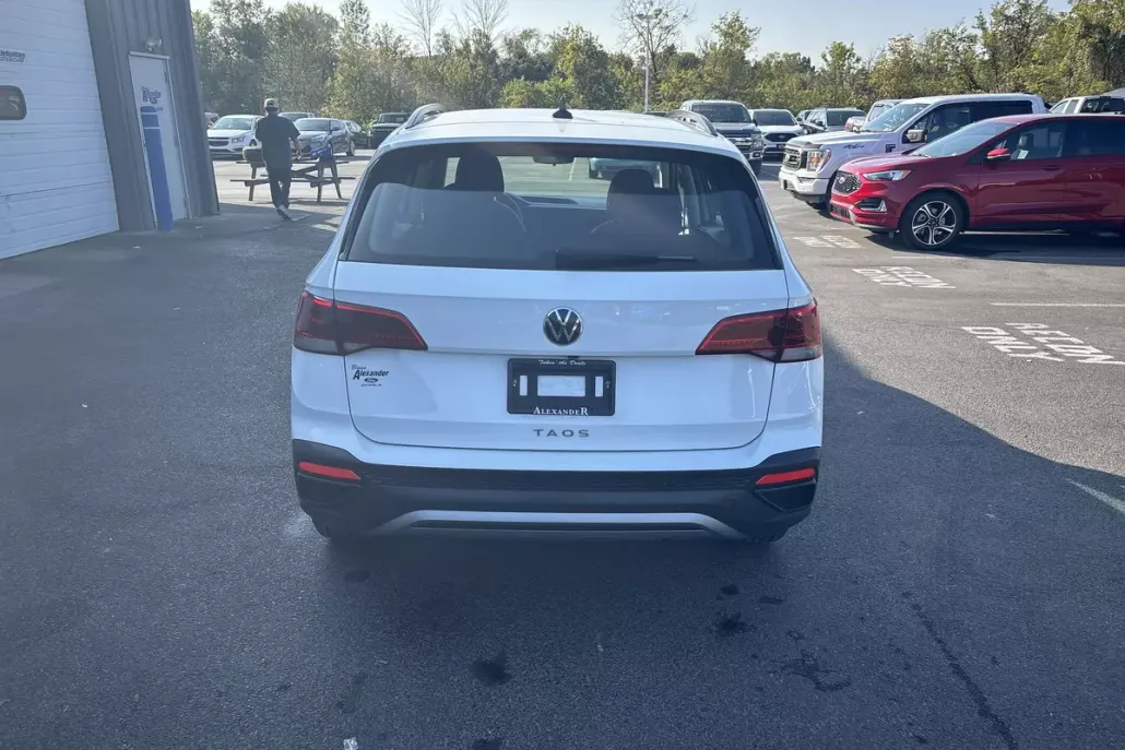 2024 Volkswagen Taos S photo 1