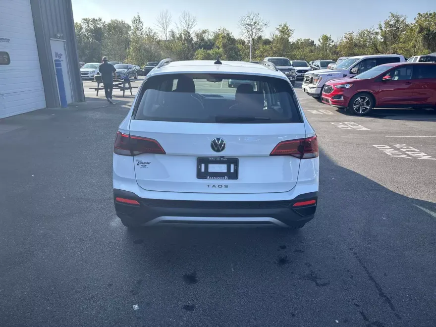 2024 Volkswagen Taos S photo 1