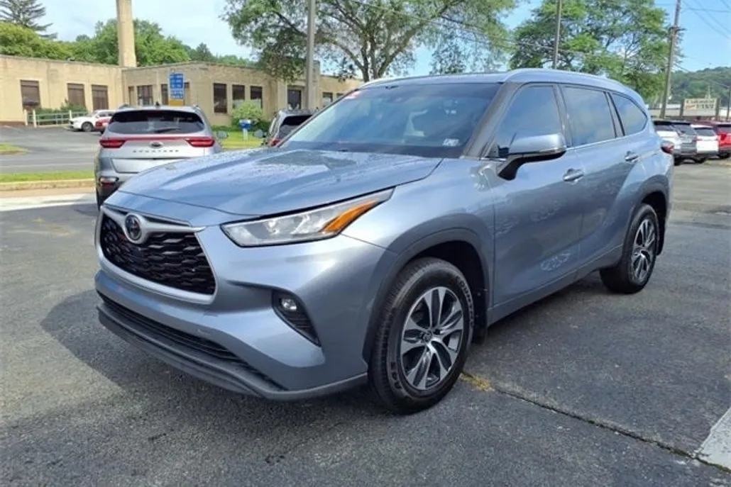 2020 Toyota Highlander XLE photo 1