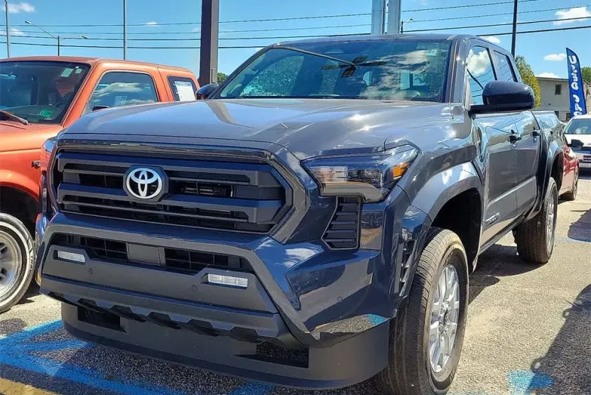 2024 Toyota Tacoma SR5 4x4 photo 1