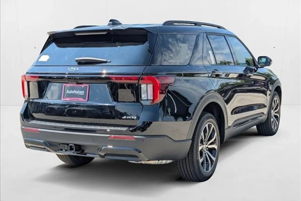 2025 Ford Explorer ST-Line photo 1