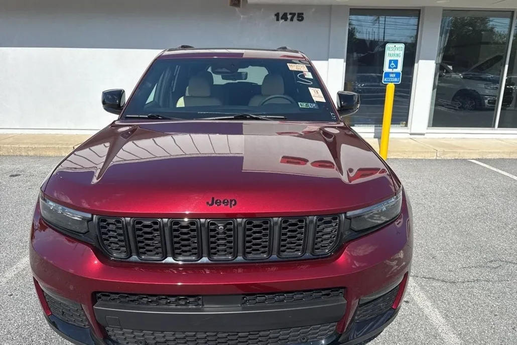 2024 Jeep Grand Cherokee Limited photo 1