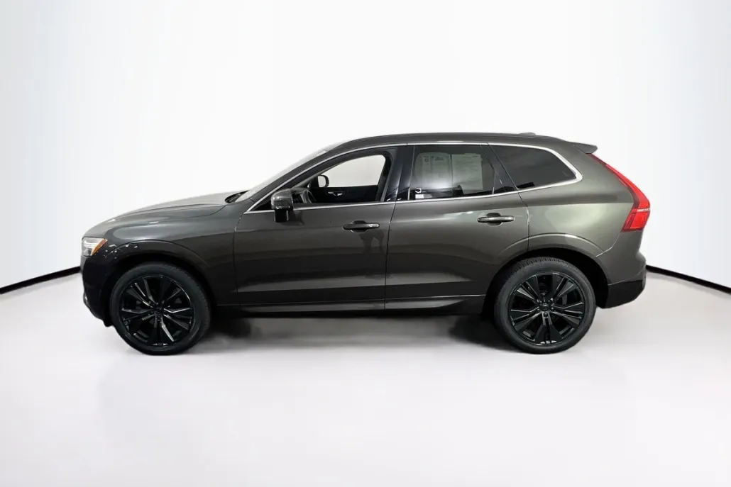 2022 Volvo XC60 Momentum photo 1