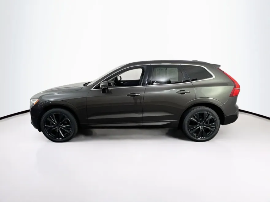 2022 Volvo XC60 Momentum photo 1