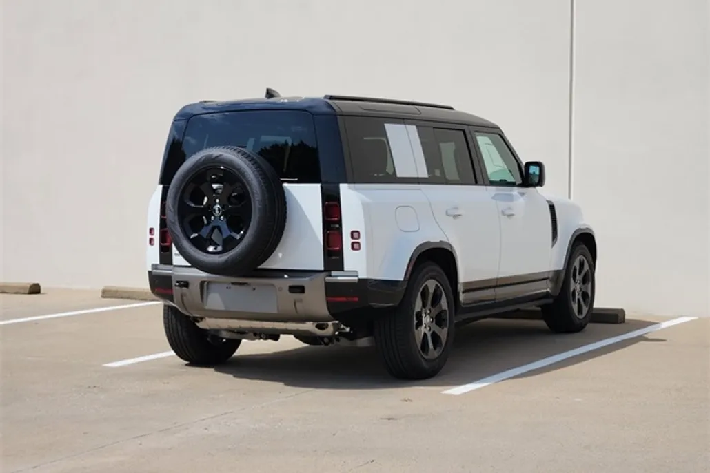 2025 Land Rover Defender 110 X-Dynamic SE photo 1