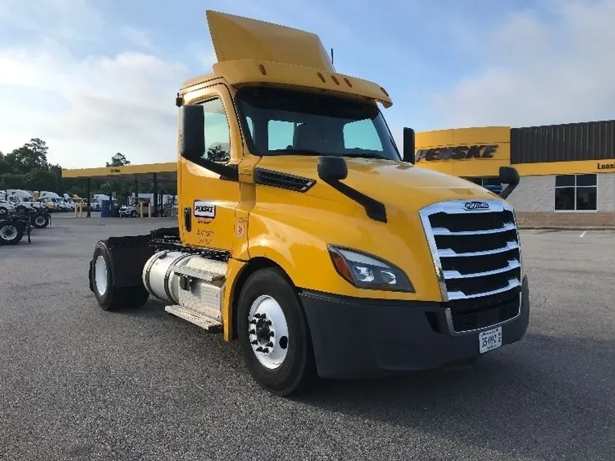 2020 Freightliner Cascadia 126" Day cab photo 1