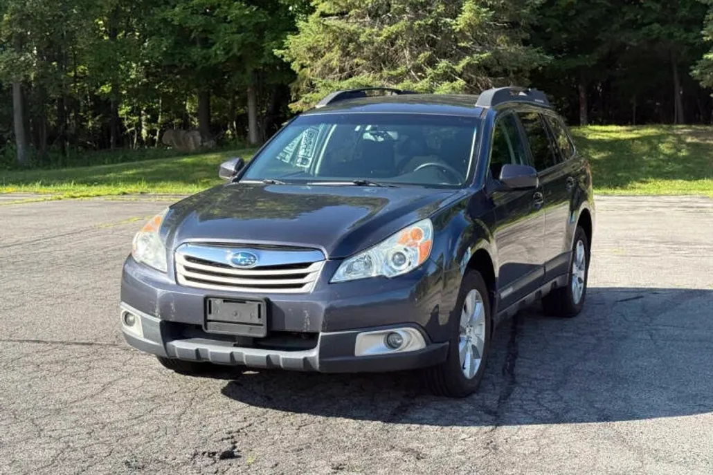 2011 Subaru Outback 2.5i Premium photo 1