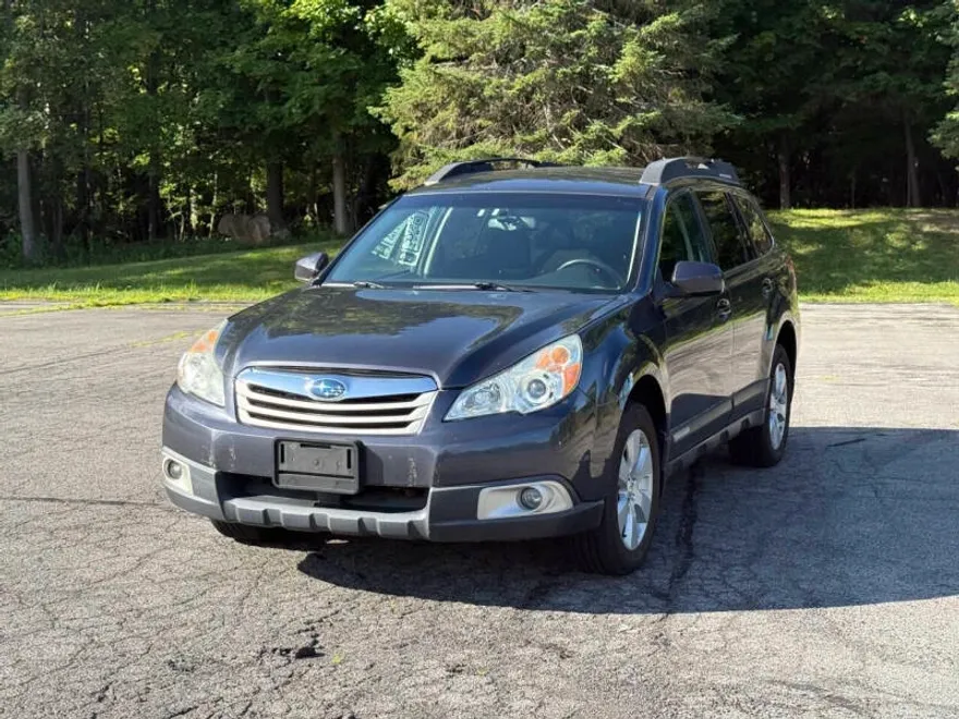 2011 Subaru Outback 2.5i Premium photo 1