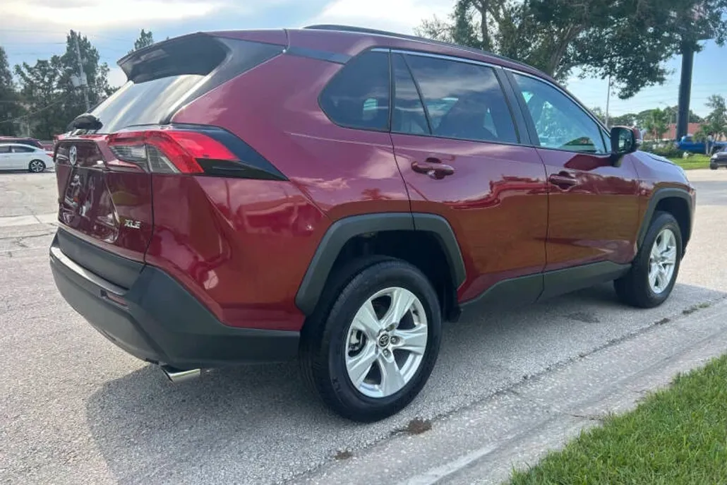 2021 Toyota RAV4 XLE photo 1