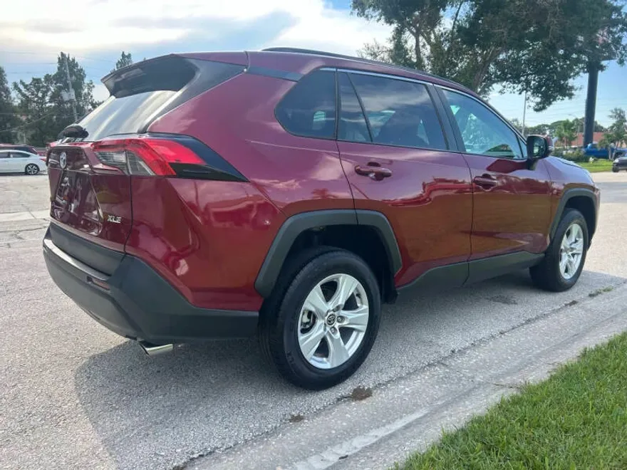 2021 Toyota RAV4 XLE photo 1