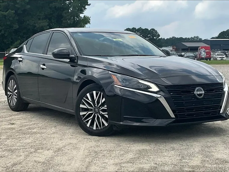2023 Nissan Altima 2.5 SV photo 1