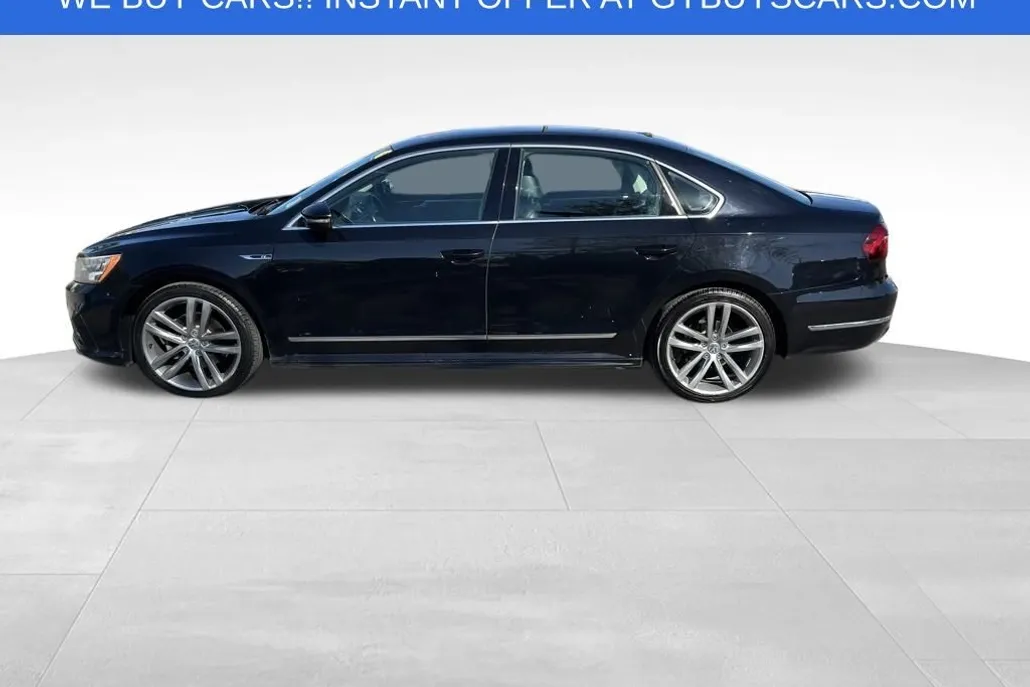 2017 Volkswagen Passat R-Line photo 1