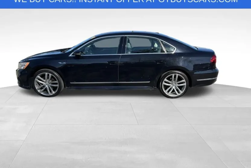 2017 Volkswagen Passat R-Line photo 1