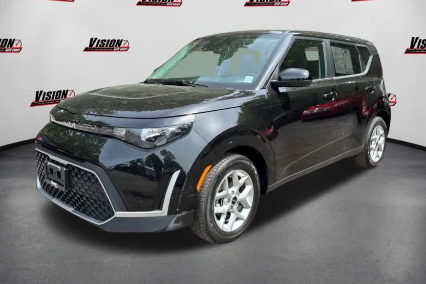 2023 Kia Soul LX photo 1