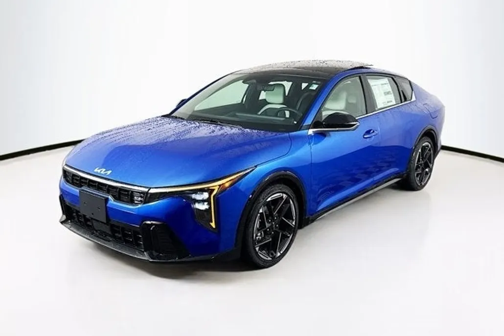 2025 Kia K4 GT-Line photo 1