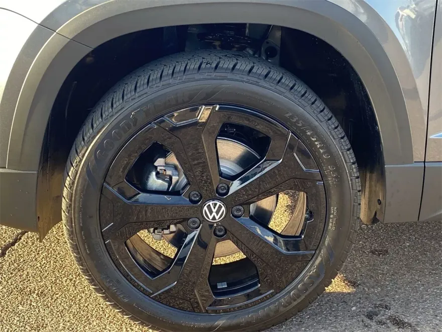 2025 Volkswagen Taos SEL photo 1