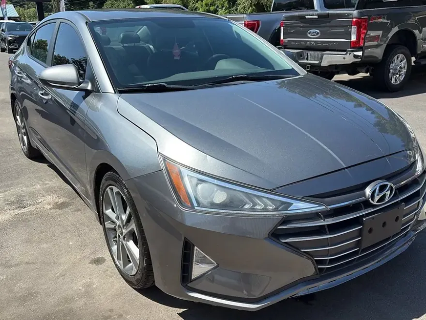 2019 Hyundai Elantra SE photo 1