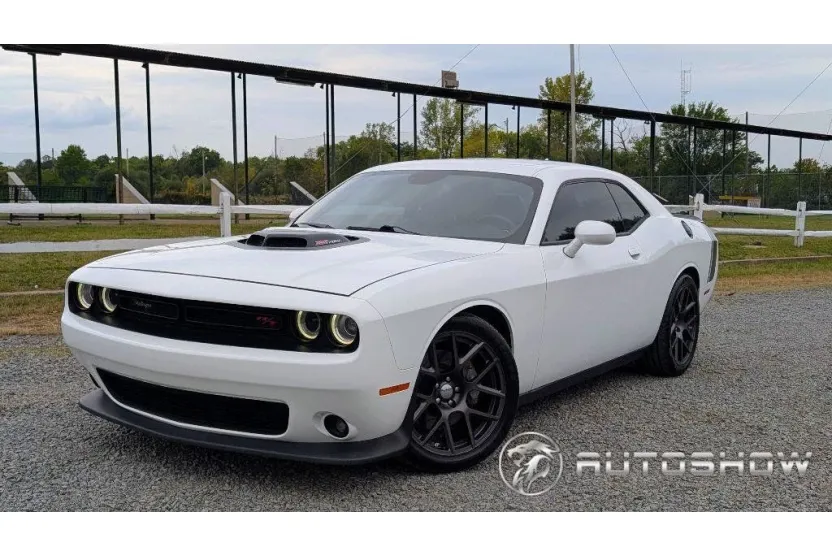 2016 Dodge Challenger 392 Scat Pack Shaker photo 1
