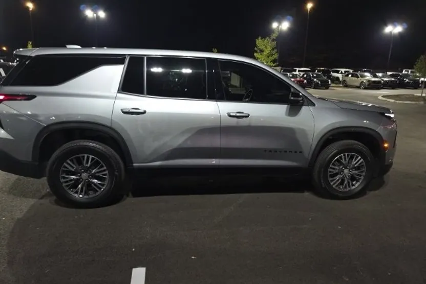 2024 Chevrolet Traverse LS photo 1