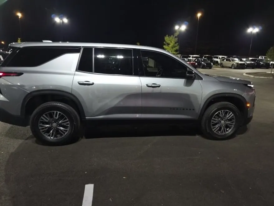 2024 Chevrolet Traverse LS photo 1