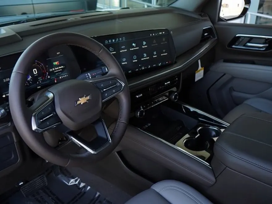 2026 Chevrolet Suburban LT photo 1