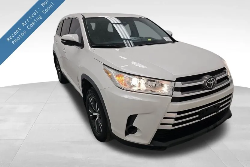 2019 Toyota Highlander LE photo 1