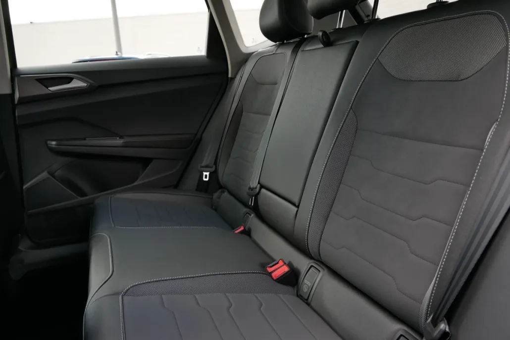 2025 Volkswagen Taos SE photo 1