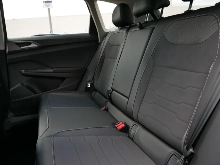 2025 Volkswagen Taos SE photo 1