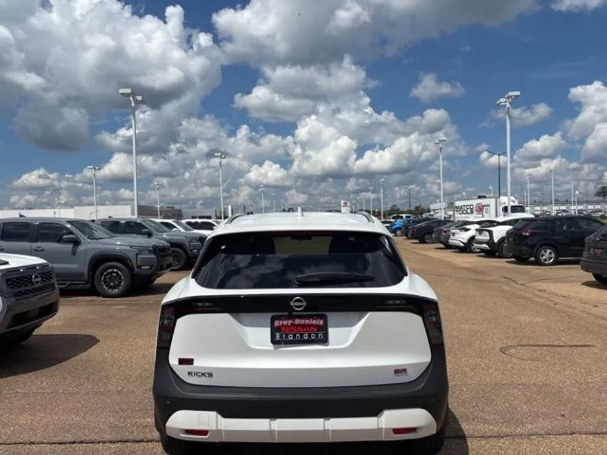 2025 Nissan Kicks SR photo 1