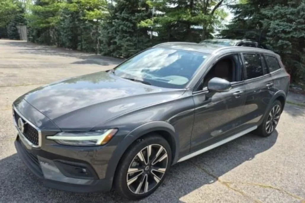 2024 Volvo V60 Cross Country Ultimate photo 1