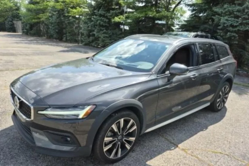 2024 Volvo V60 Cross Country Ultimate photo 1
