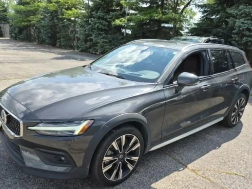 2024 Volvo V60 Cross Country Ultimate photo 1