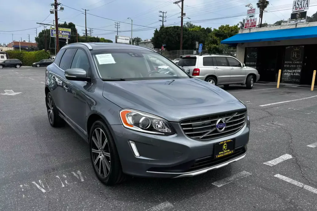 2016 Volvo XC60 T5 Drive-E Platinum photo 1