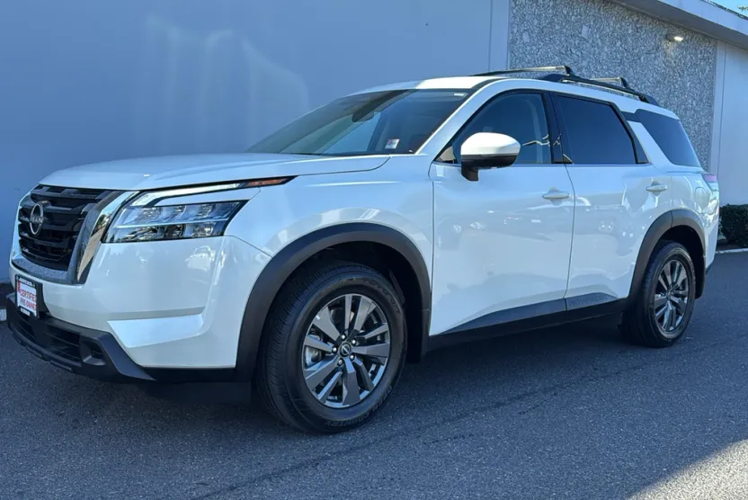 2022 Nissan Pathfinder SV photo 1