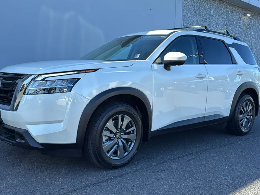 2022 Nissan Pathfinder SV photo 1