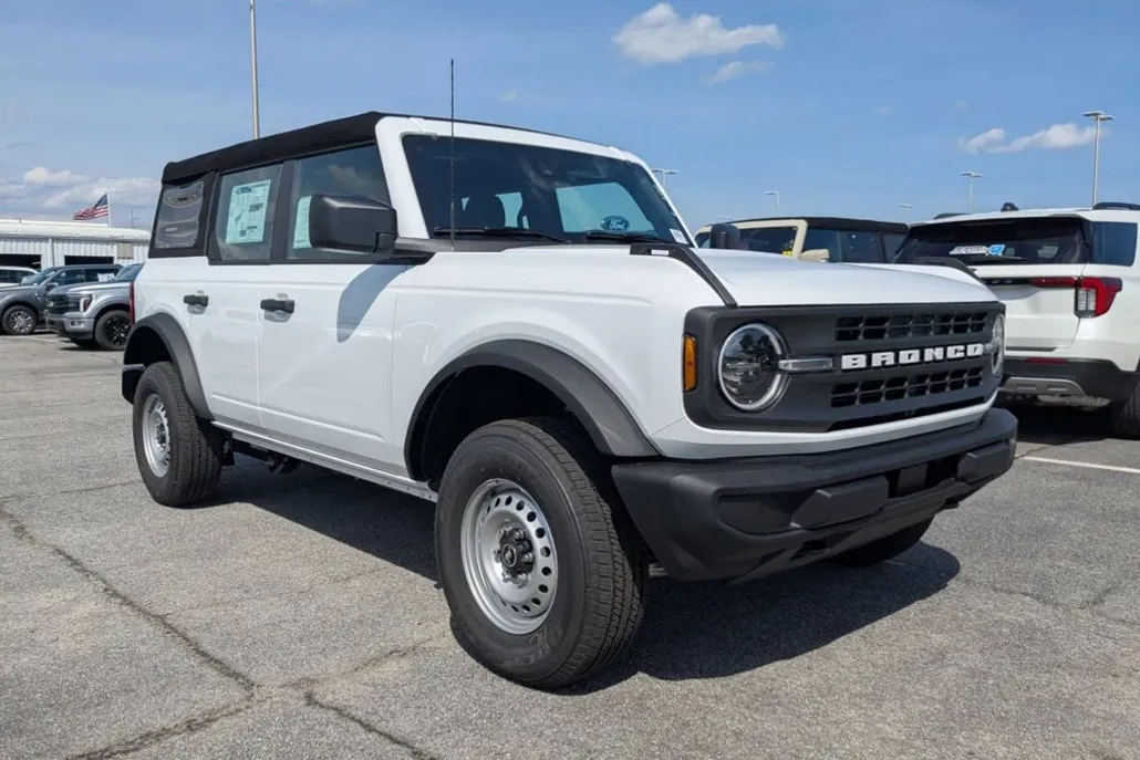 2025 Ford Bronco Base photo 1