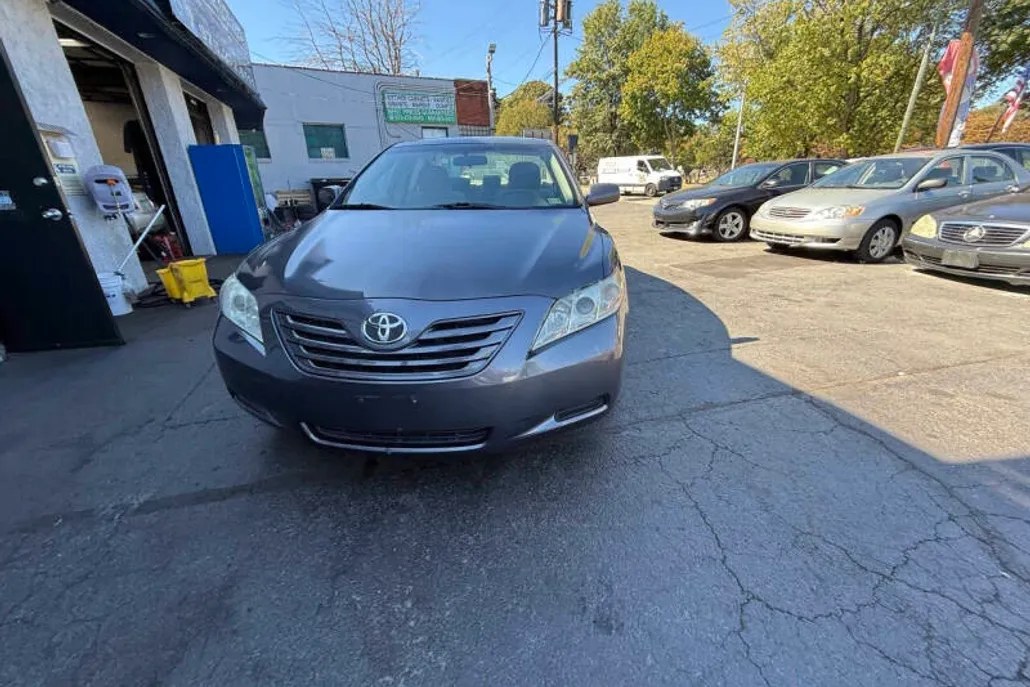 2009 Toyota Camry LE photo 1