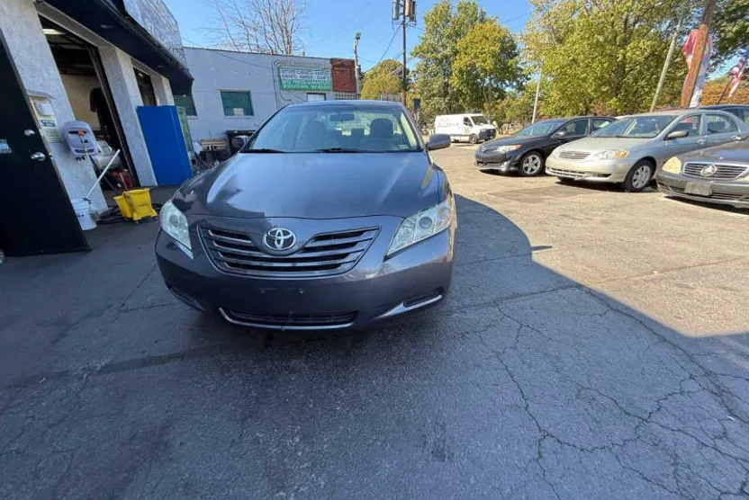 2009 Toyota Camry LE photo 1